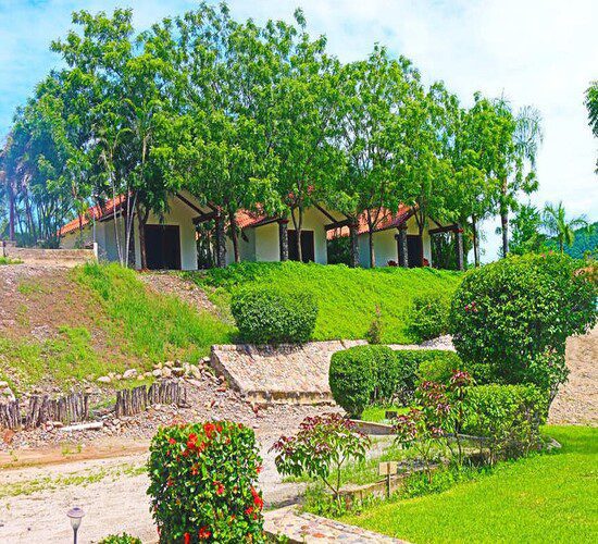 Cabins at camp Mateos Lake