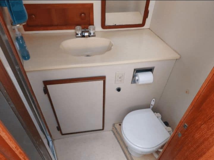 Samaki II - Interior cabin view 2